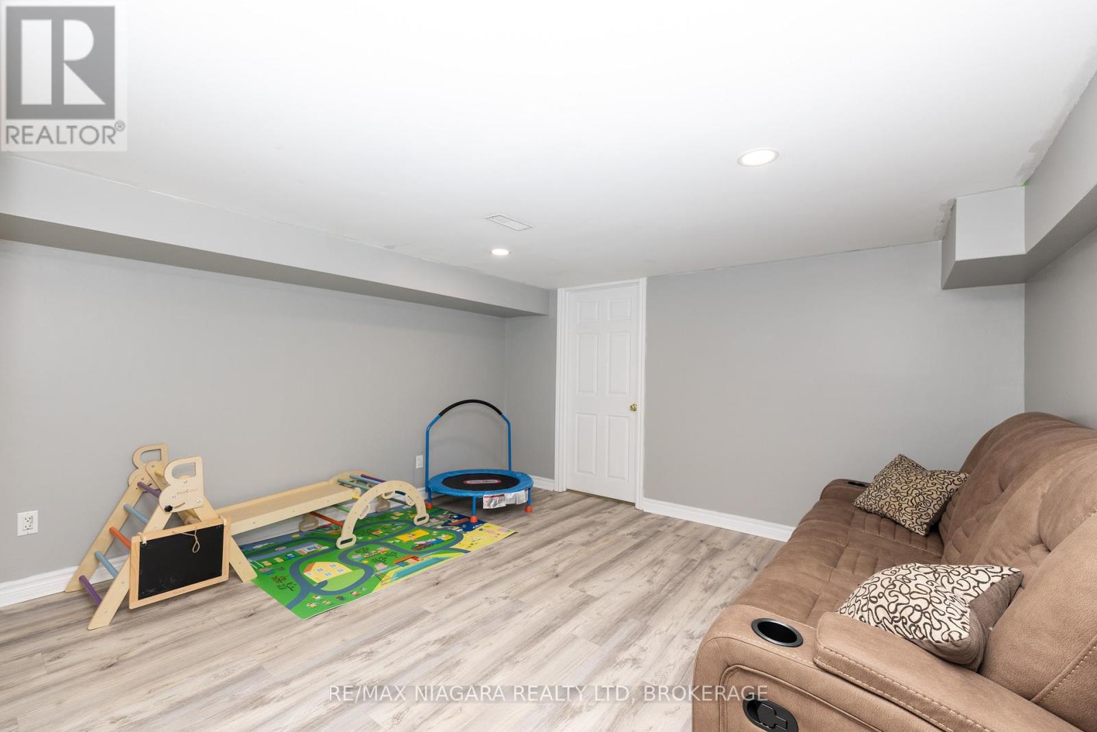 31 CARLTON AVENUE - 34
