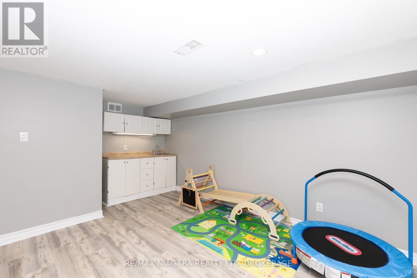 31 CARLTON AVENUE - 35