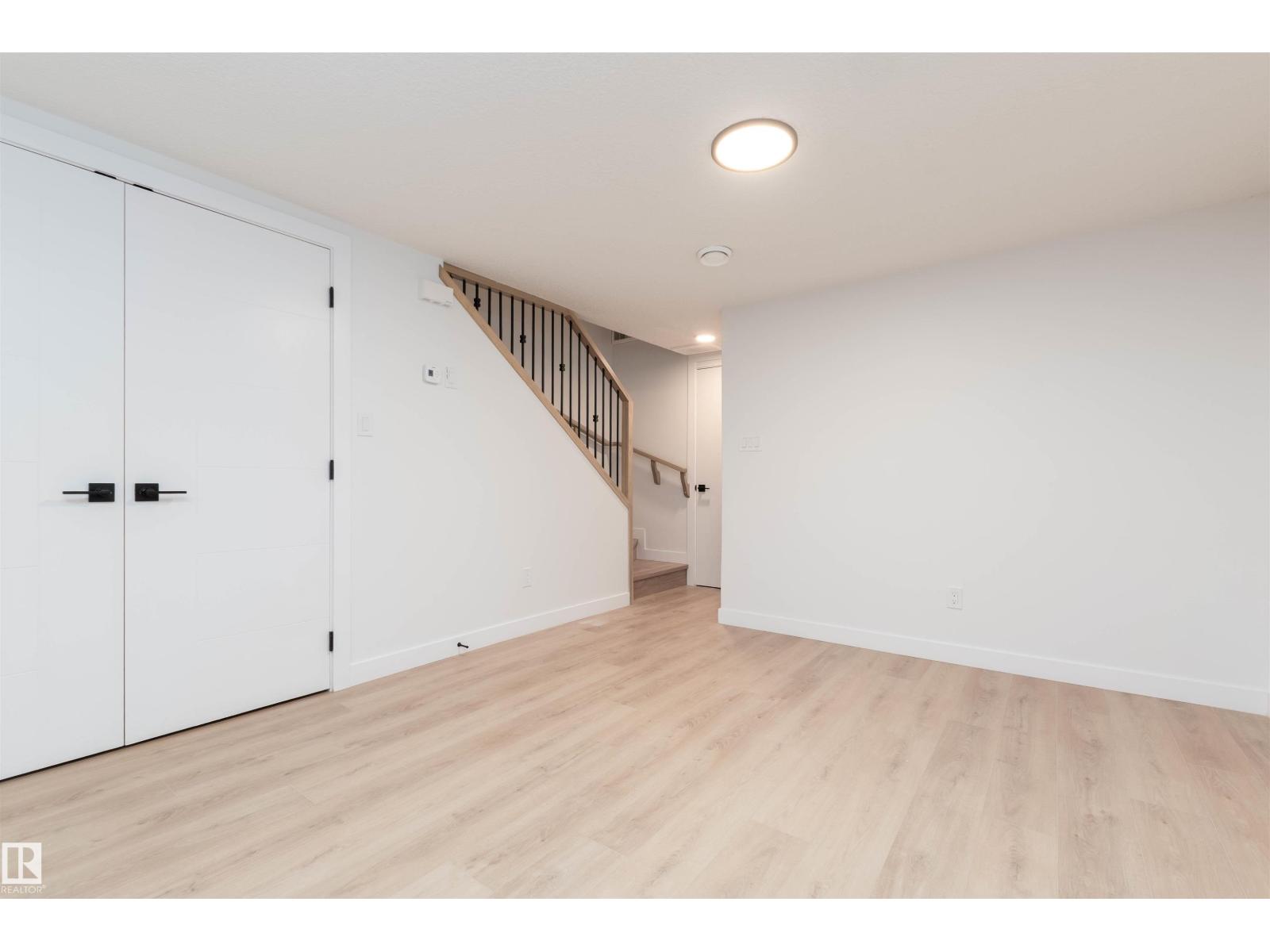 10946 62 AV NW - 27