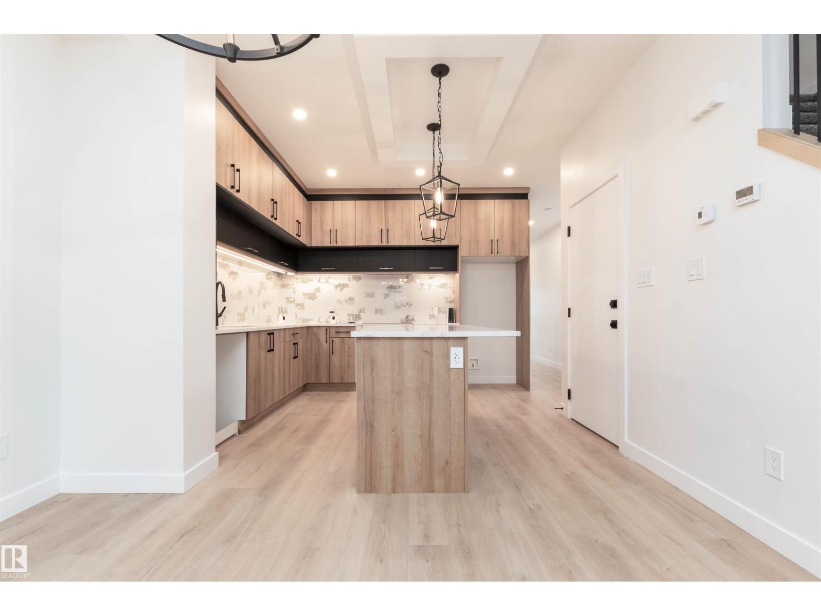 10946 62 AV NW - 6