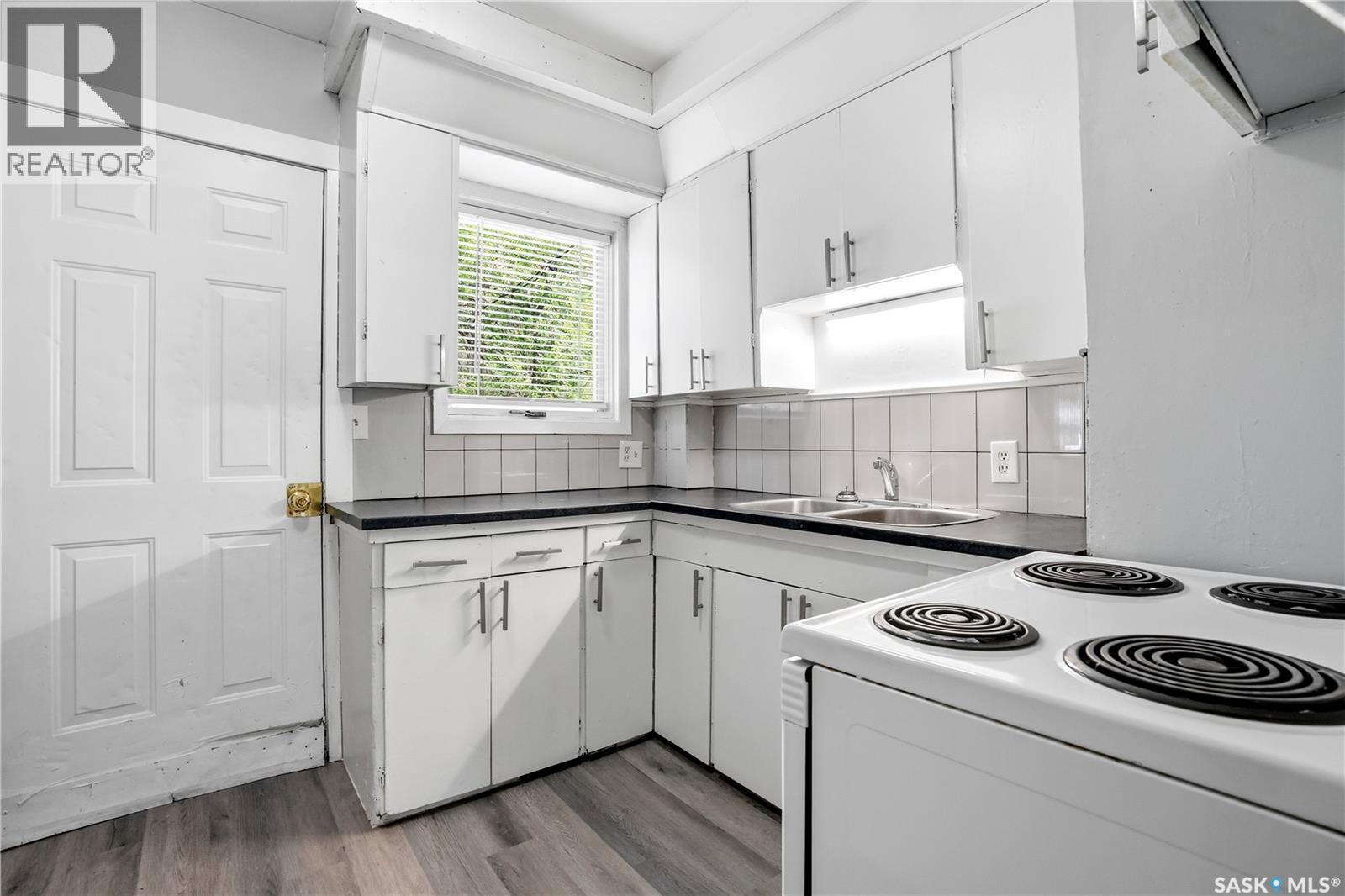 735 Wascana STREET - 13