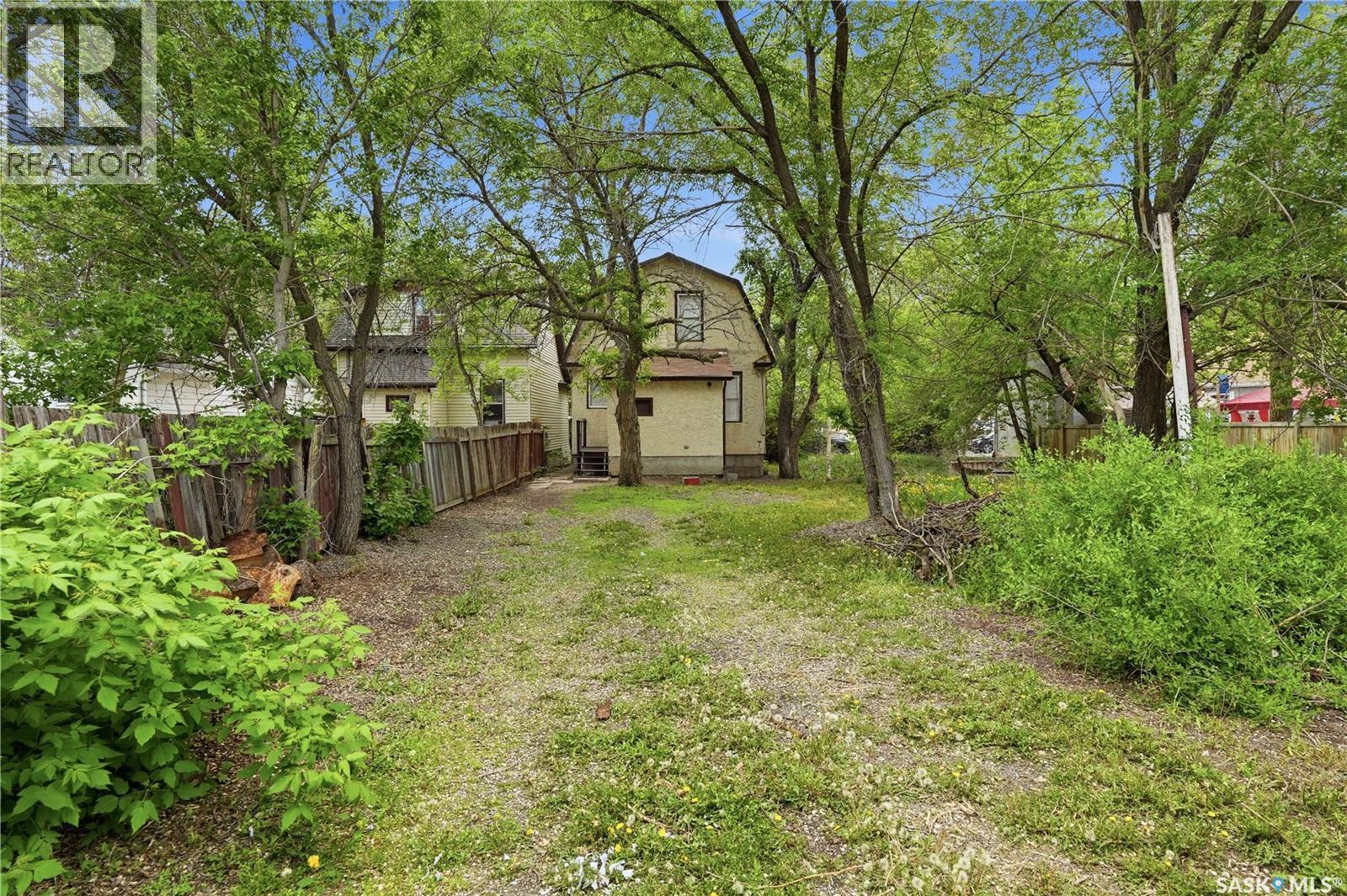 735 Wascana STREET - 26