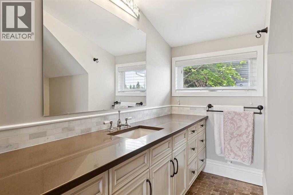 1017 38 Avenue SW — photo 16