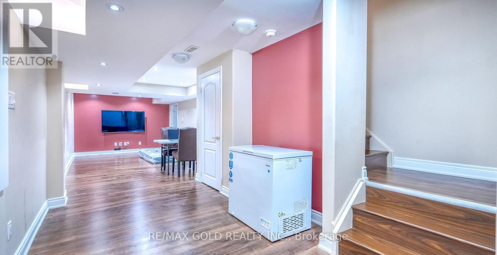 28 PRADA COURT - 36