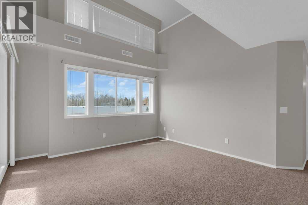 Dramatic 18' vaulted ceilings in living room