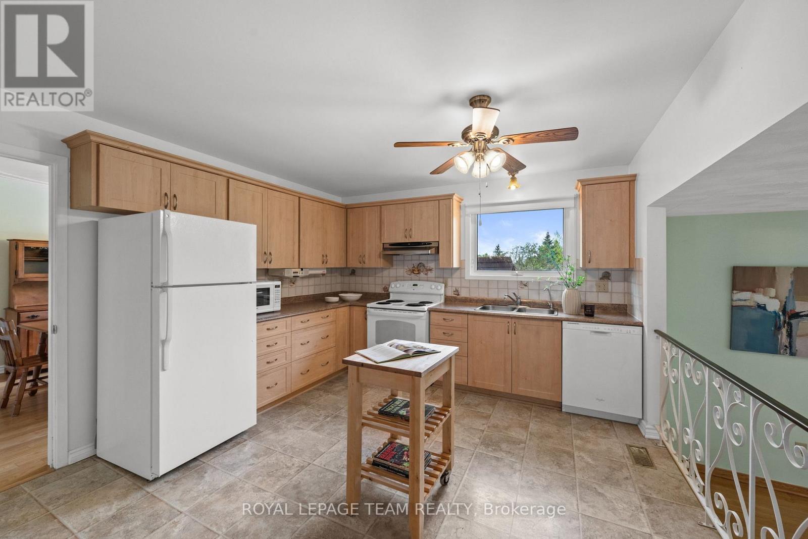 44 STEEPLE HILL CRESCENT - 13