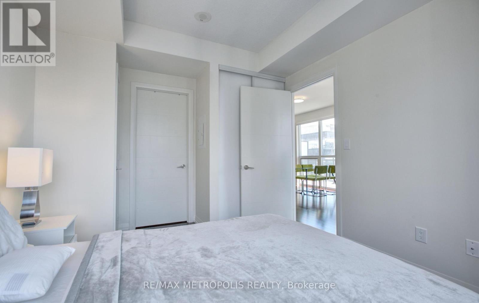 #2015 460 ADELAIDE STREET E - 10