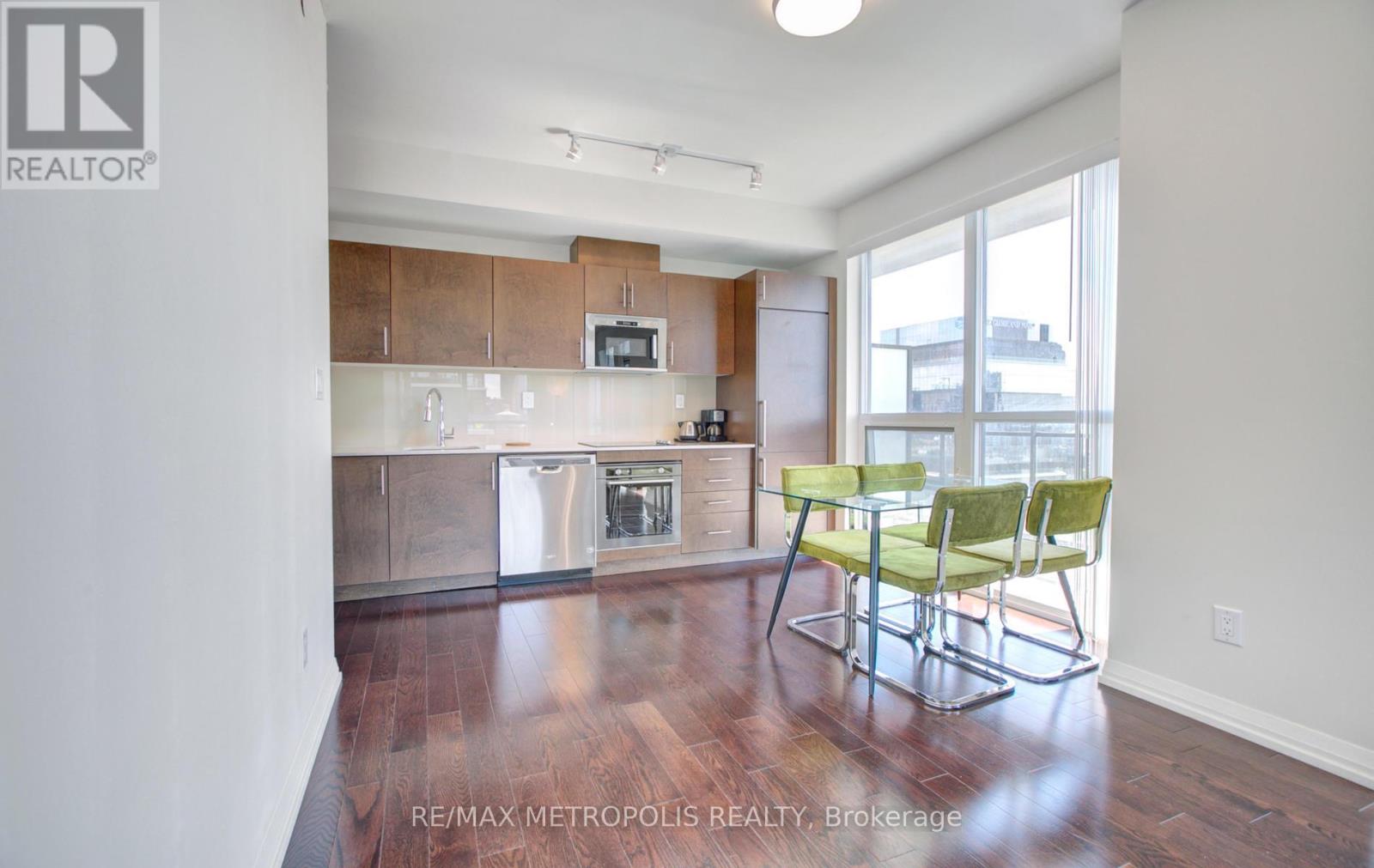 #2015 460 ADELAIDE STREET E - 6