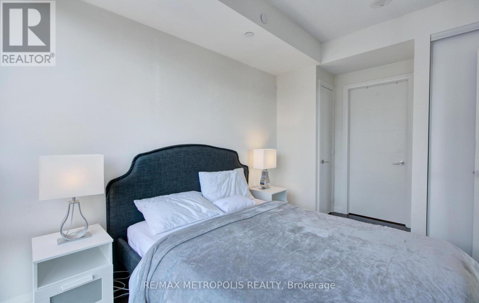 #2015 460 ADELAIDE STREET E - 9