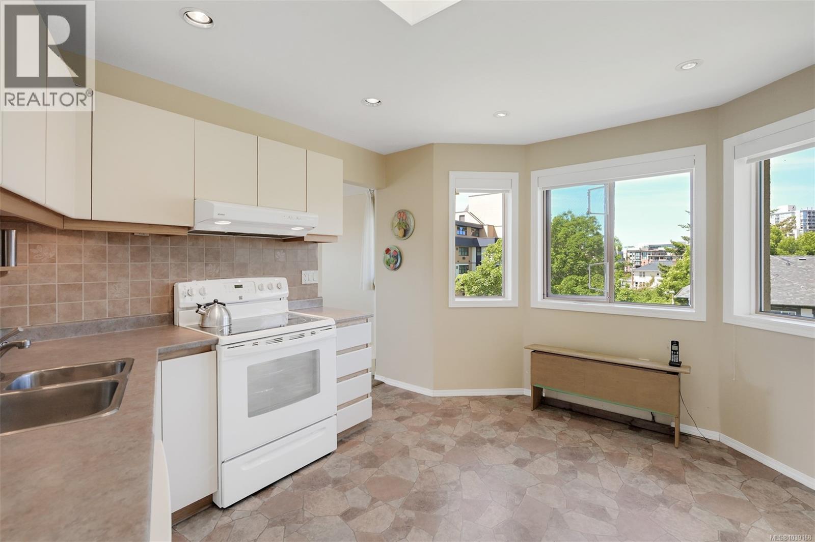 404 945 McClure Street, Victoria