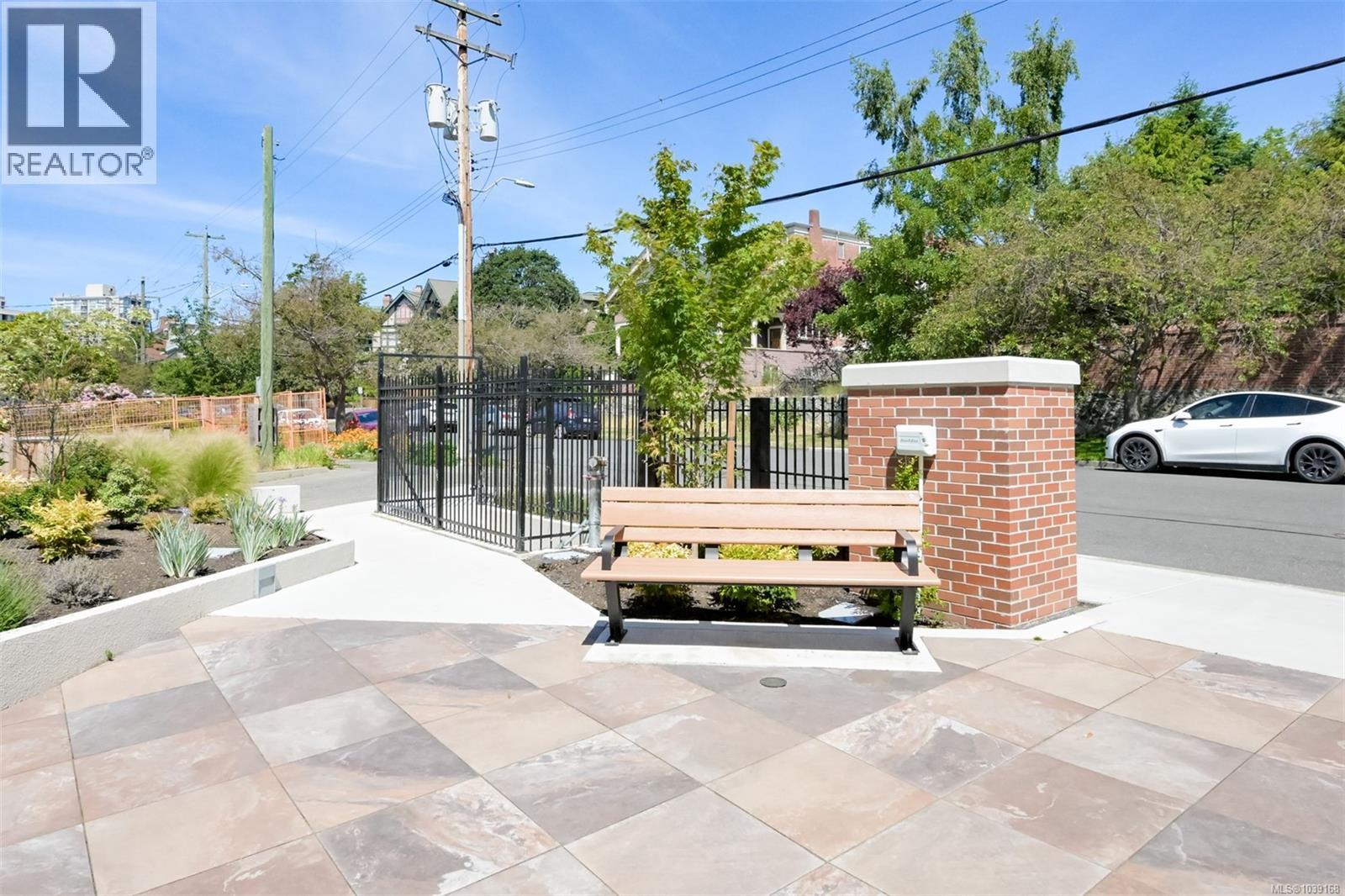 #404 945 McClure St - 55