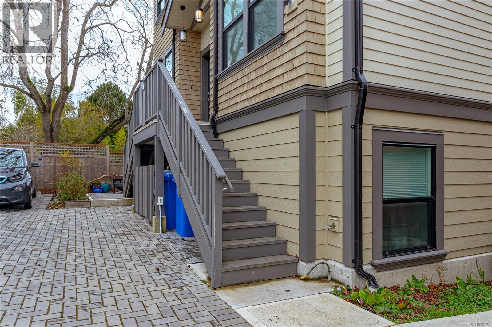 #6 945 Pembroke St - 28