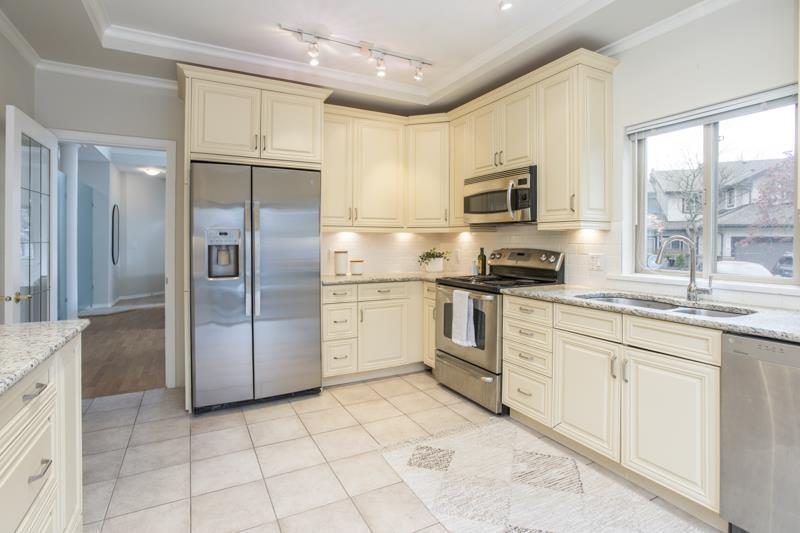 3 Bed, 3 Bath Duplex for Sale in Surrey – 7 3387 KING GEORGE BOULEVARD, Surrey – MLS# R3131920 - Image 11