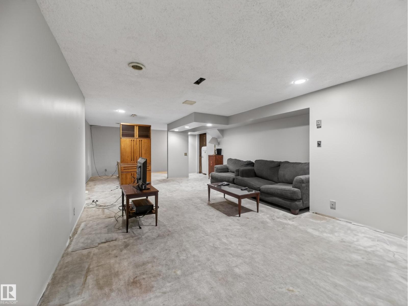 18416 90 AV NW - 43