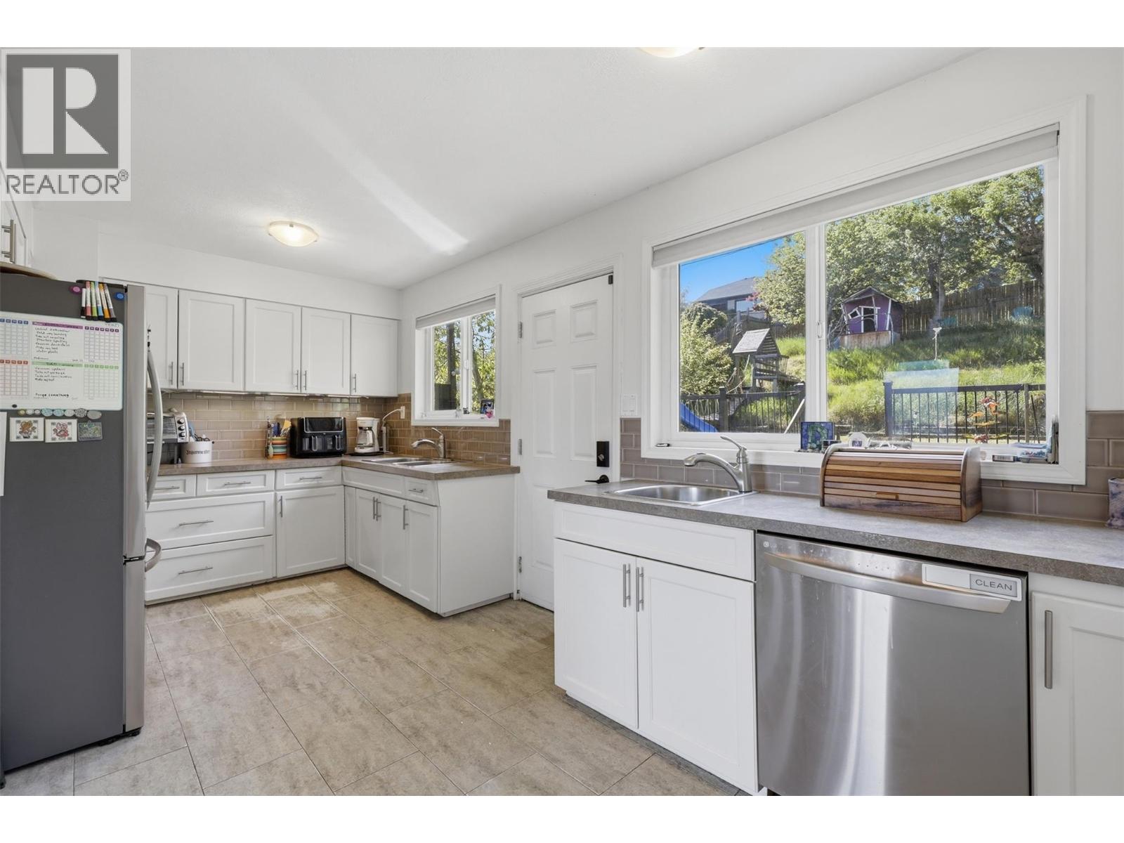 677 FRASER Street - 10