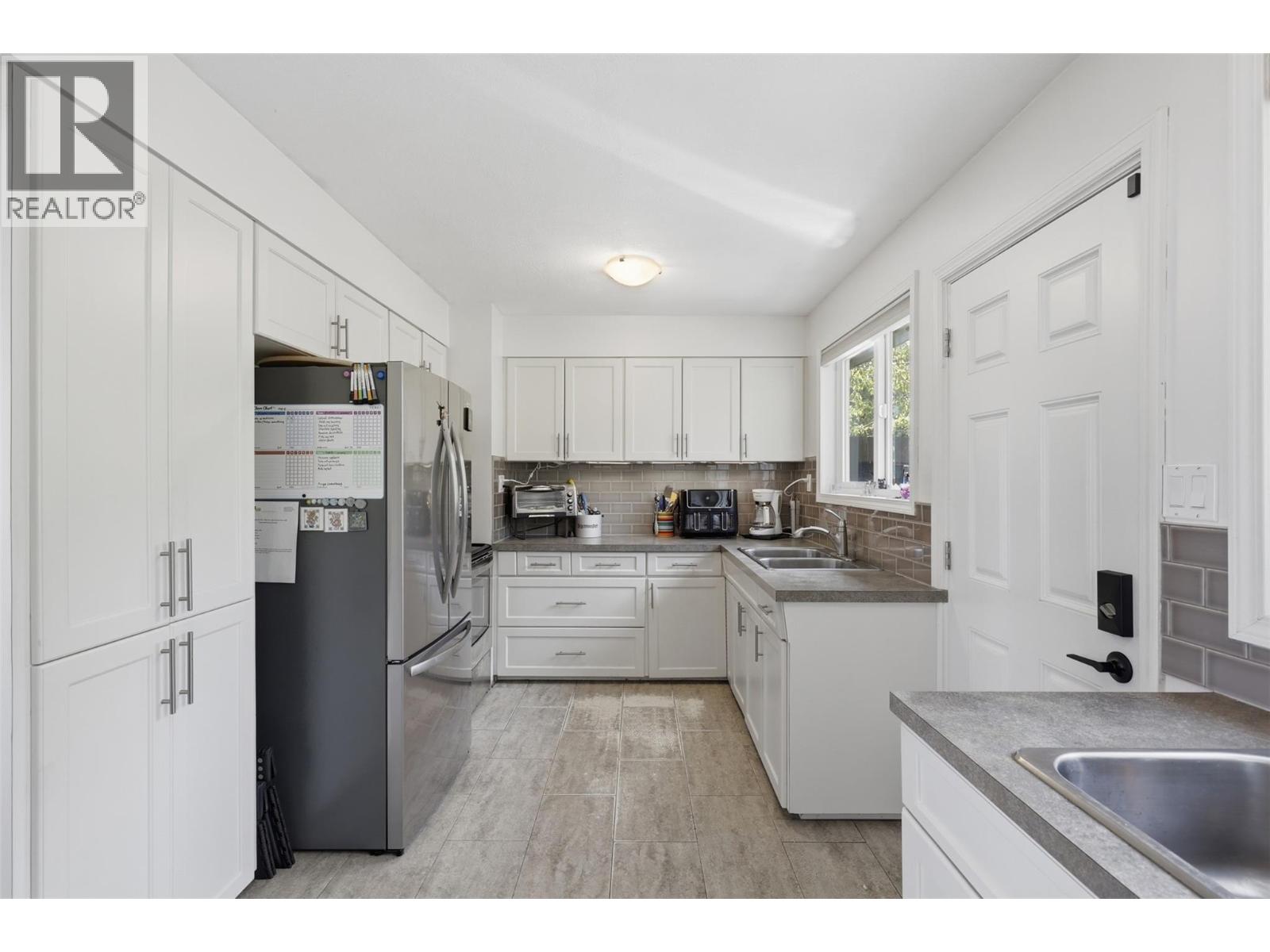 677 FRASER Street - 11