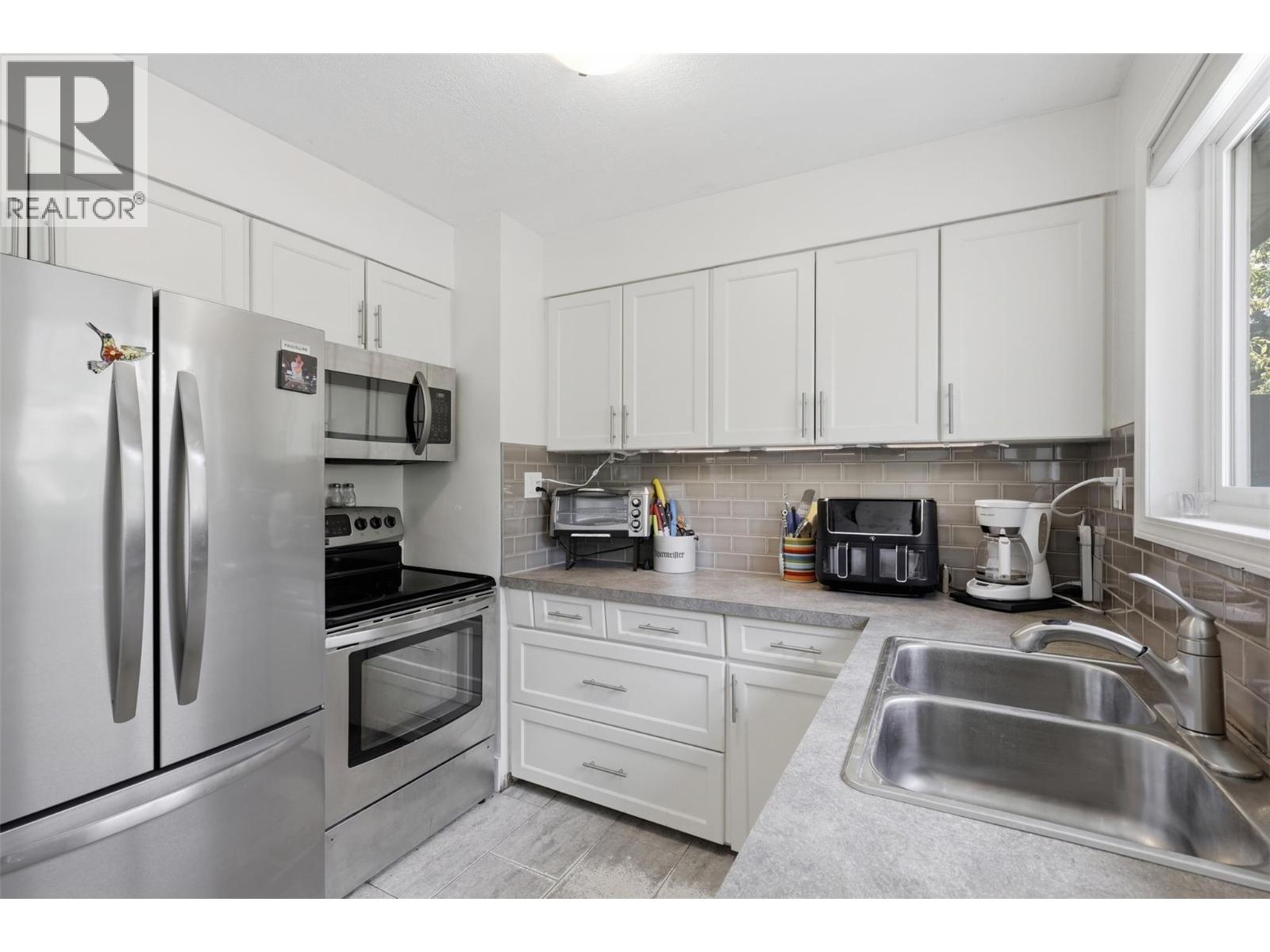 677 FRASER Street - 12