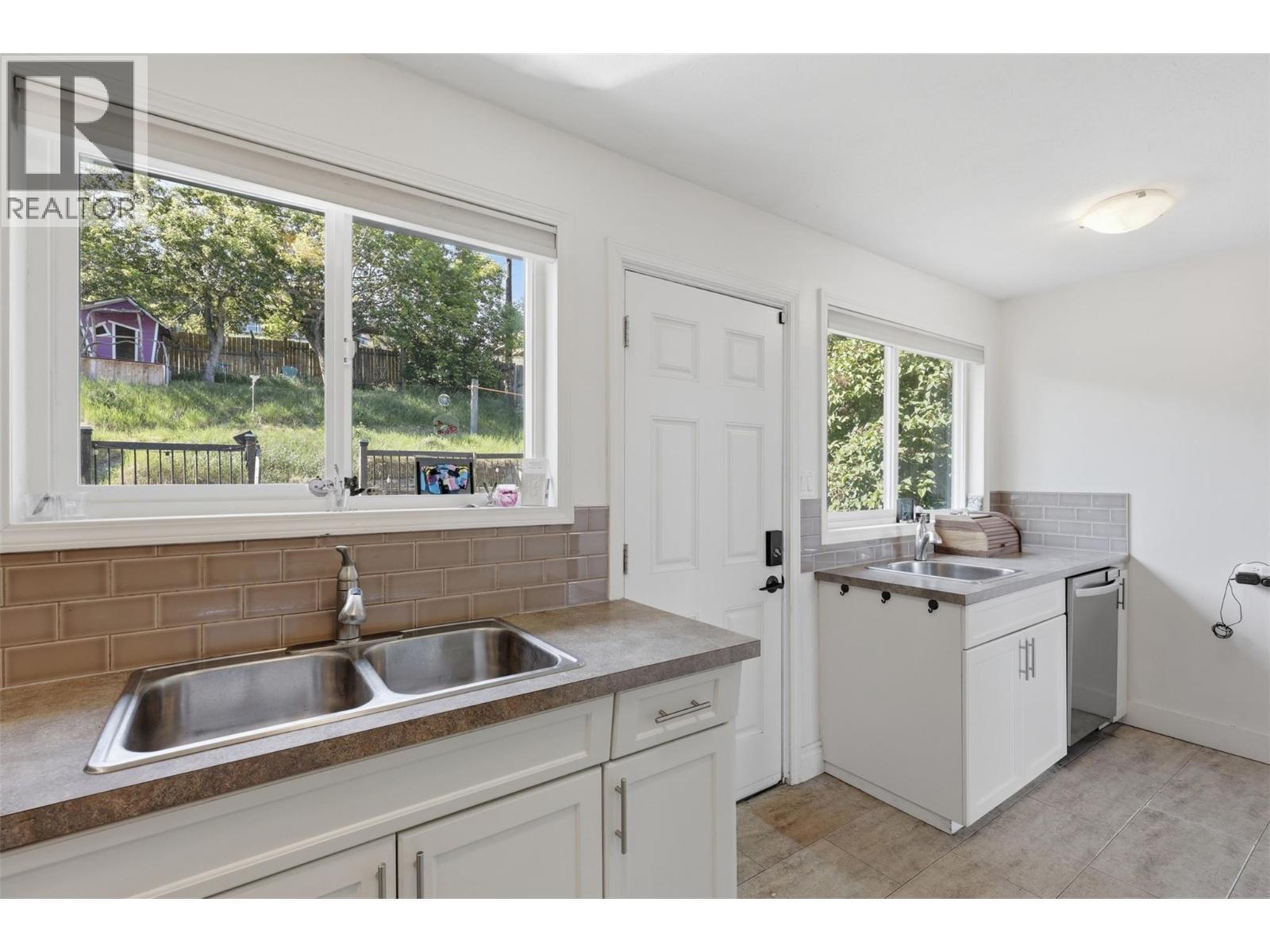677 FRASER Street - 13