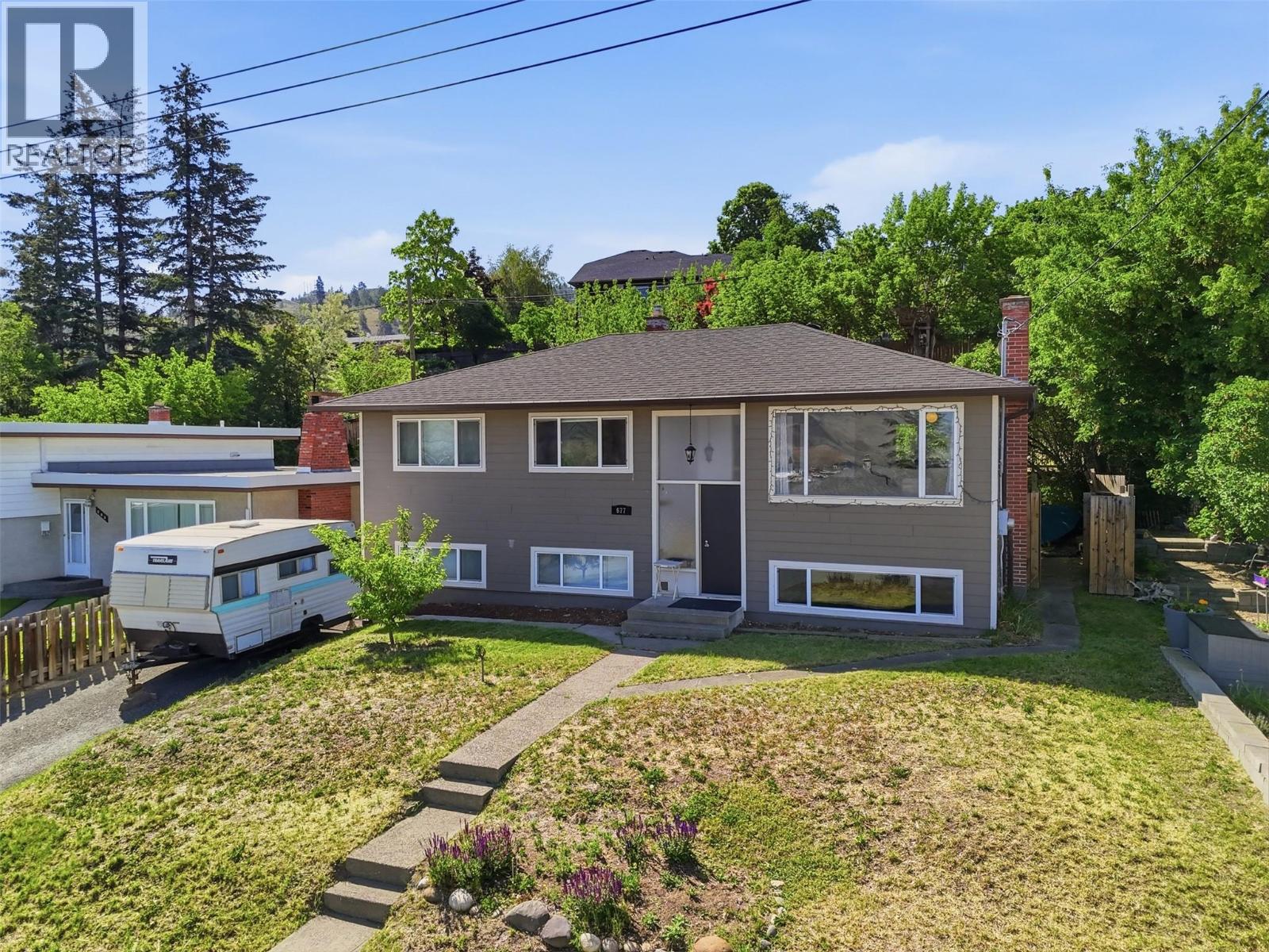 677 FRASER Street - Image 2
