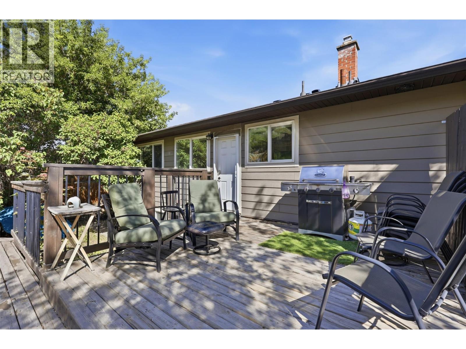 677 FRASER Street - 26