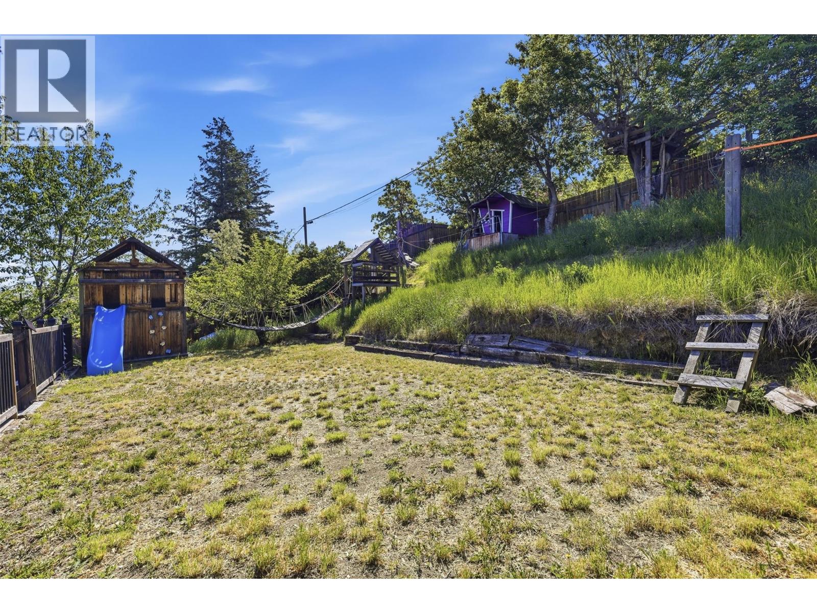 677 FRASER Street - 40