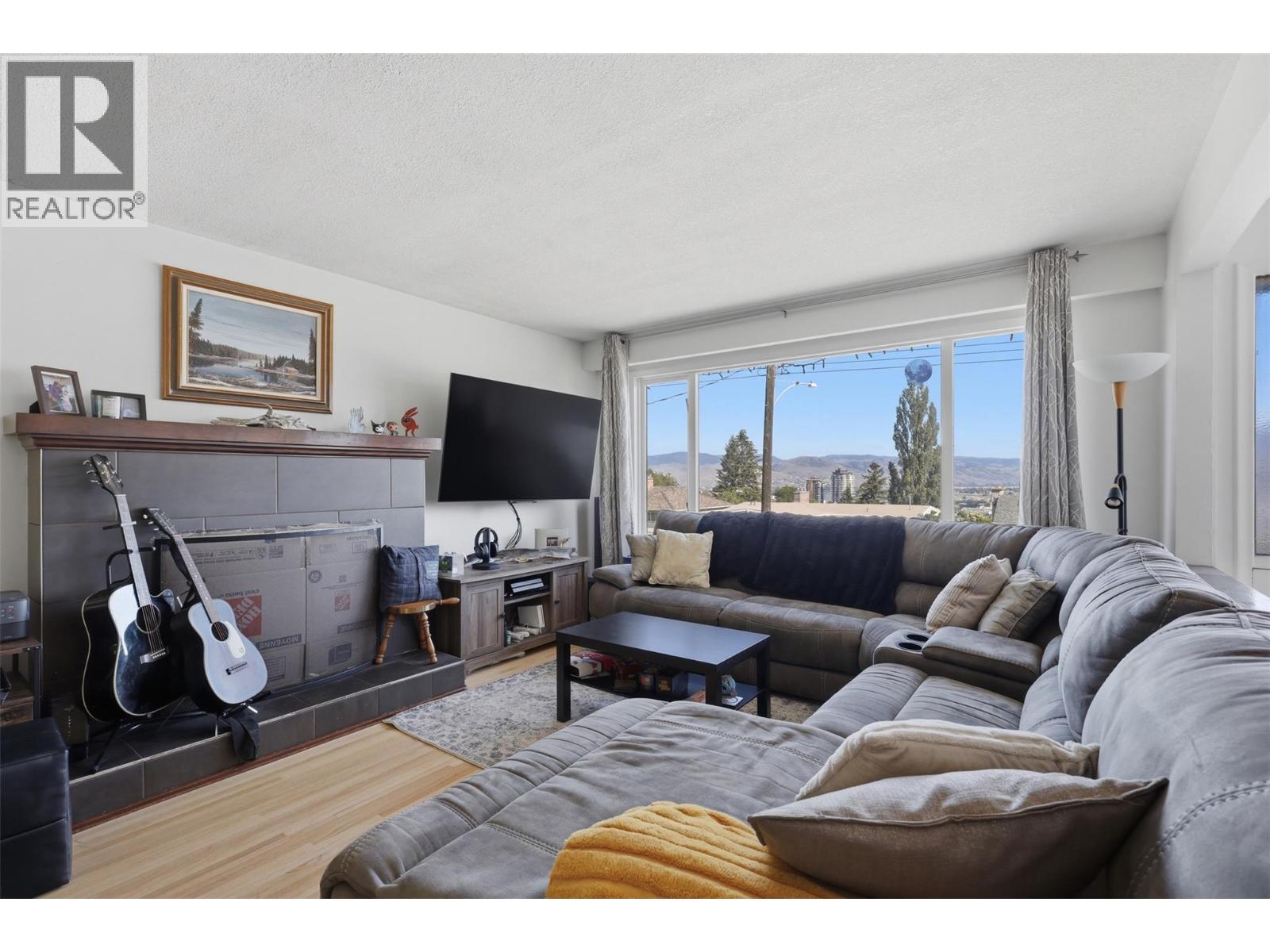 677 FRASER Street - 5