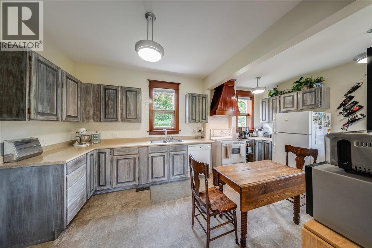 2005 Kootenay Avenue - 24