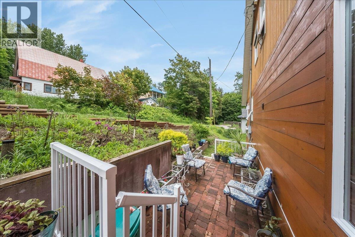 2005 Kootenay Avenue - 9
