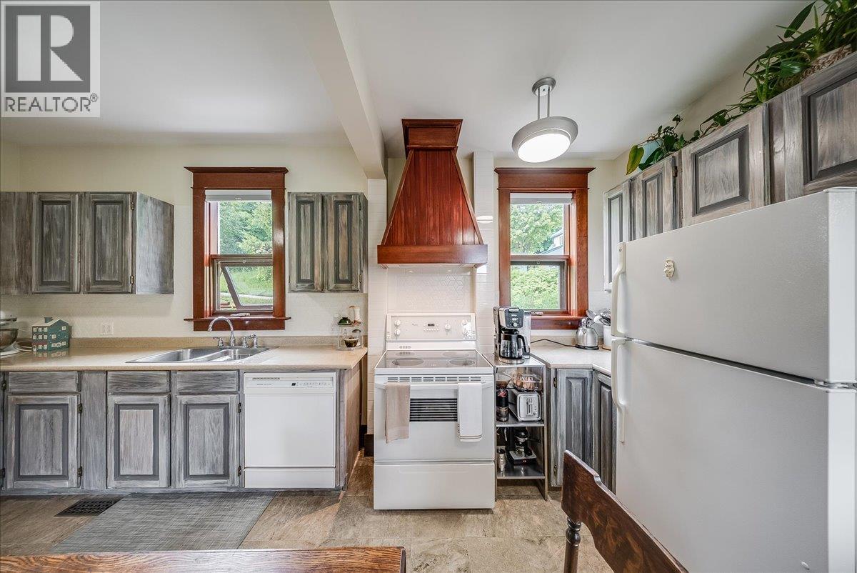 2005 Kootenay Avenue - 26