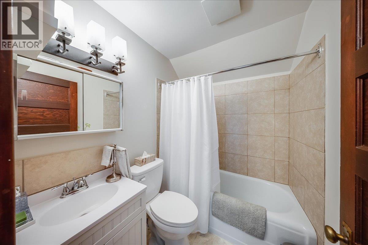 2005 Kootenay Avenue - 36