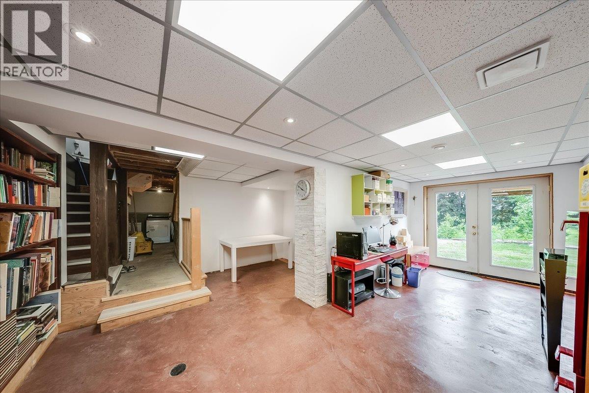 2005 Kootenay Avenue - 40