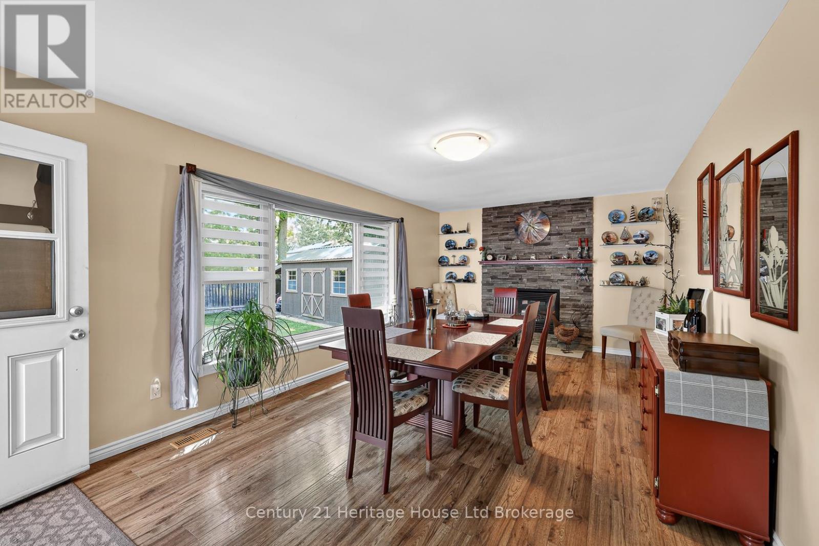12 JUBILEE PLACE - 16