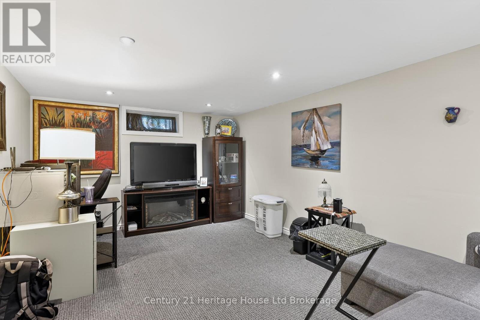 12 JUBILEE PLACE - 28