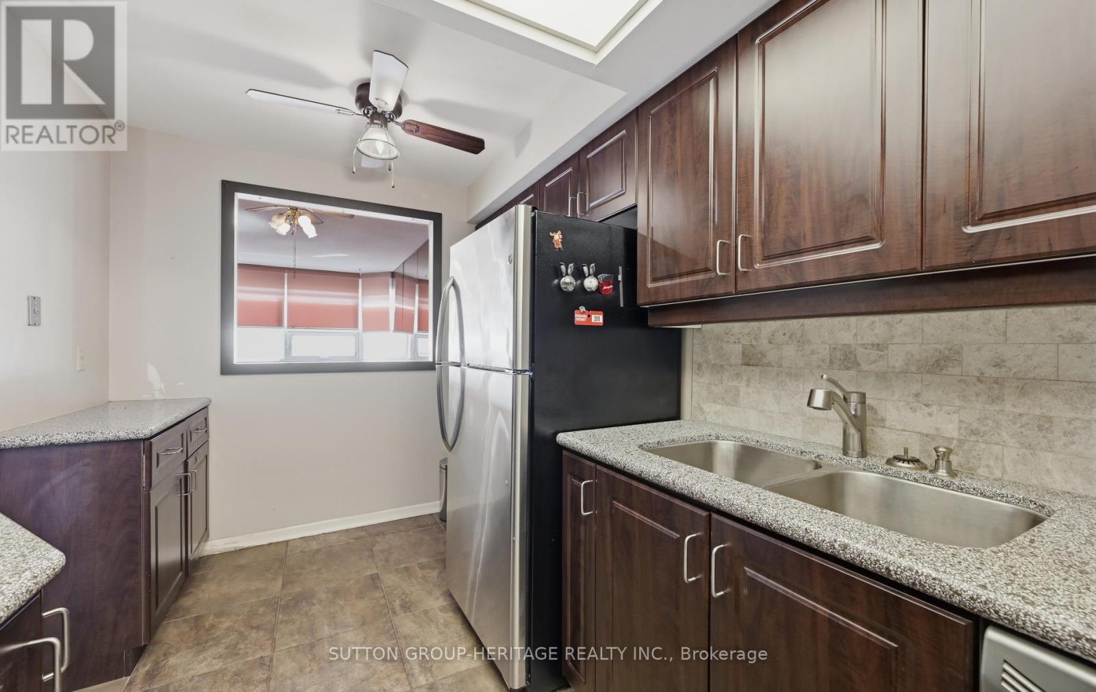 #1915 121 LING ROAD - 38