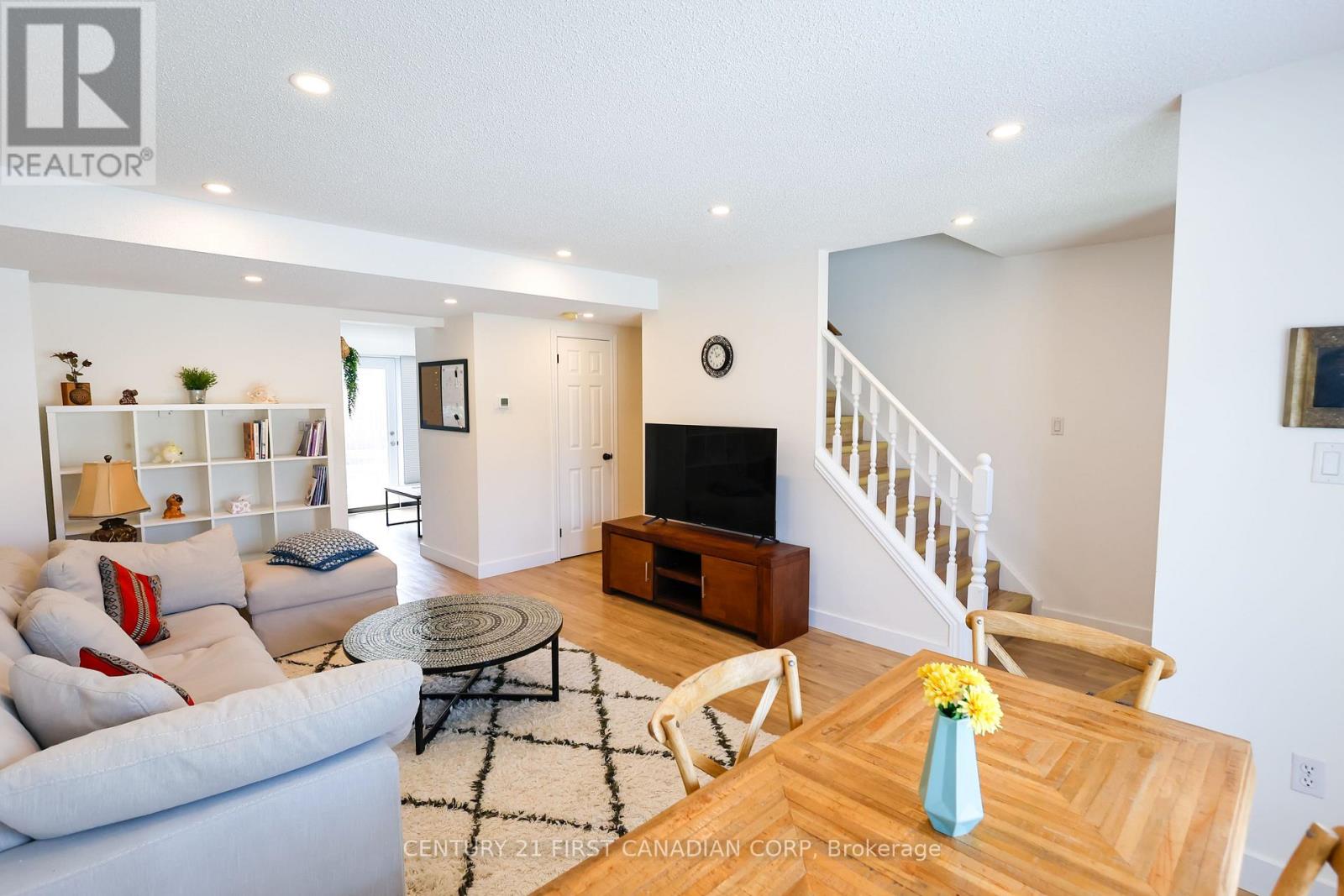 70 - 70 CHAPMAN COURT, London North (North I) — photo 4