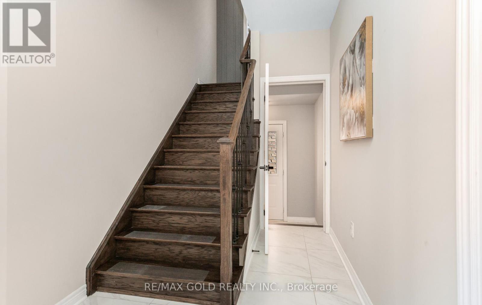 19 FARRINGDON CRESCENT - 23