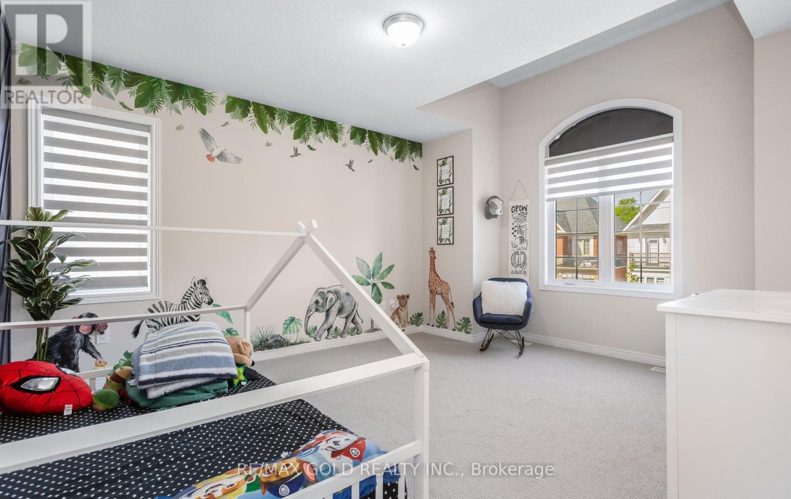 19 FARRINGDON CRESCENT - 32