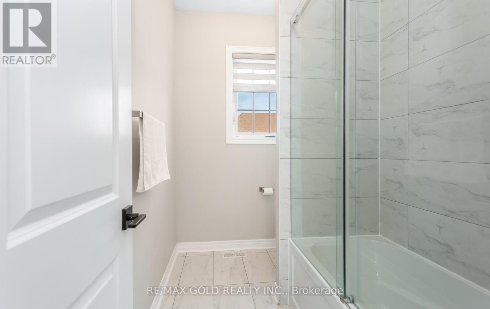 19 FARRINGDON CRESCENT - 35