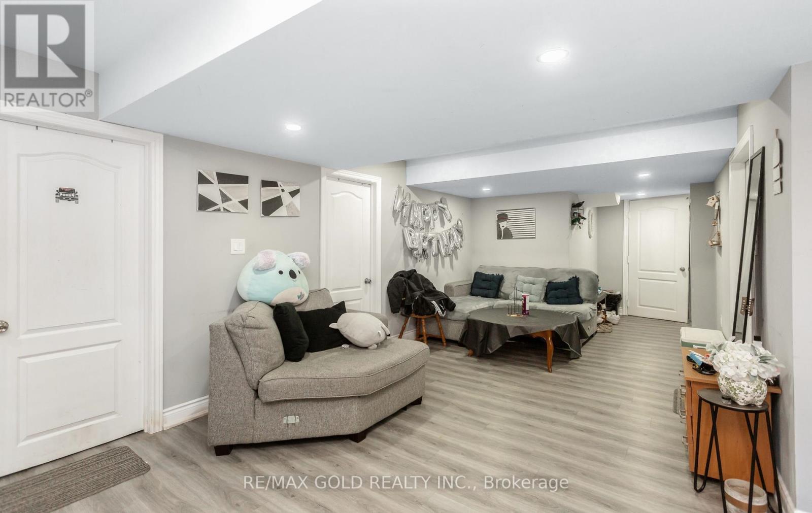 19 FARRINGDON CRESCENT - 41