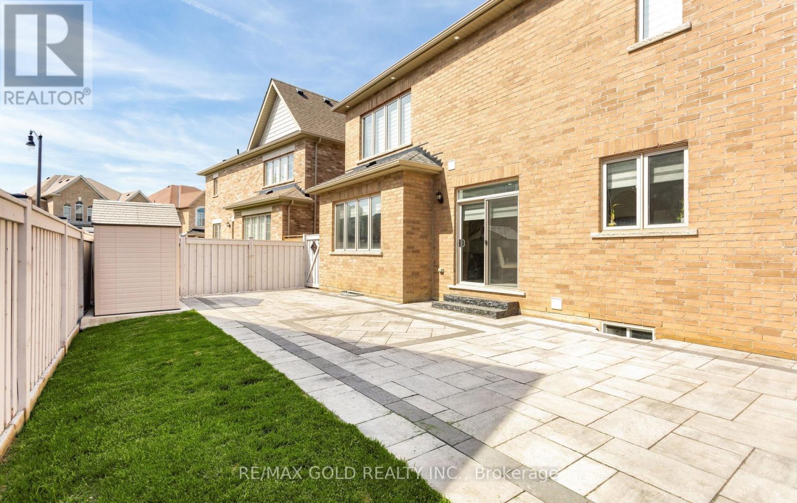 19 FARRINGDON CRESCENT - 48