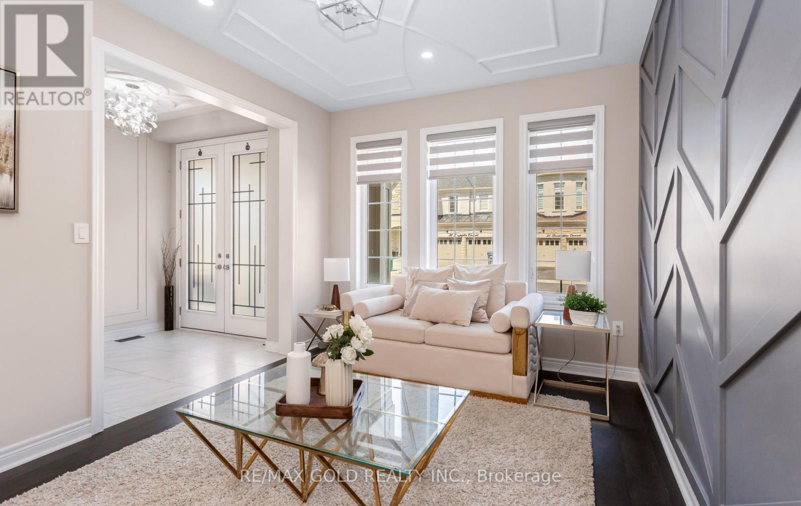 19 FARRINGDON CRESCENT - 7