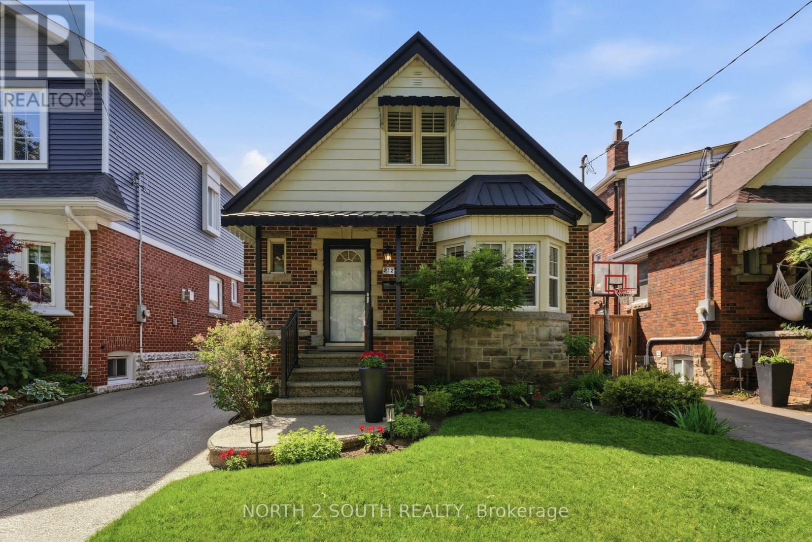 212 WEXFORD AVENUE S - Image 2
