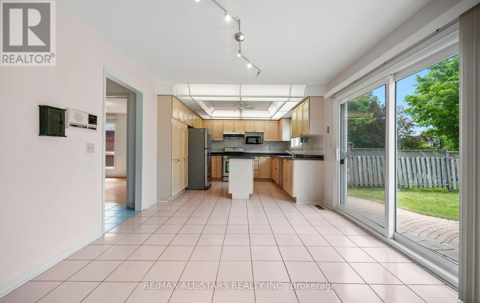 18 LISMER COURT - 12