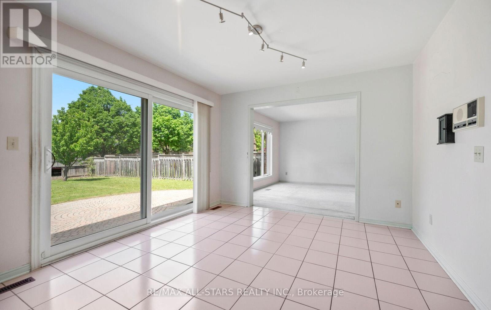 18 LISMER COURT - 16