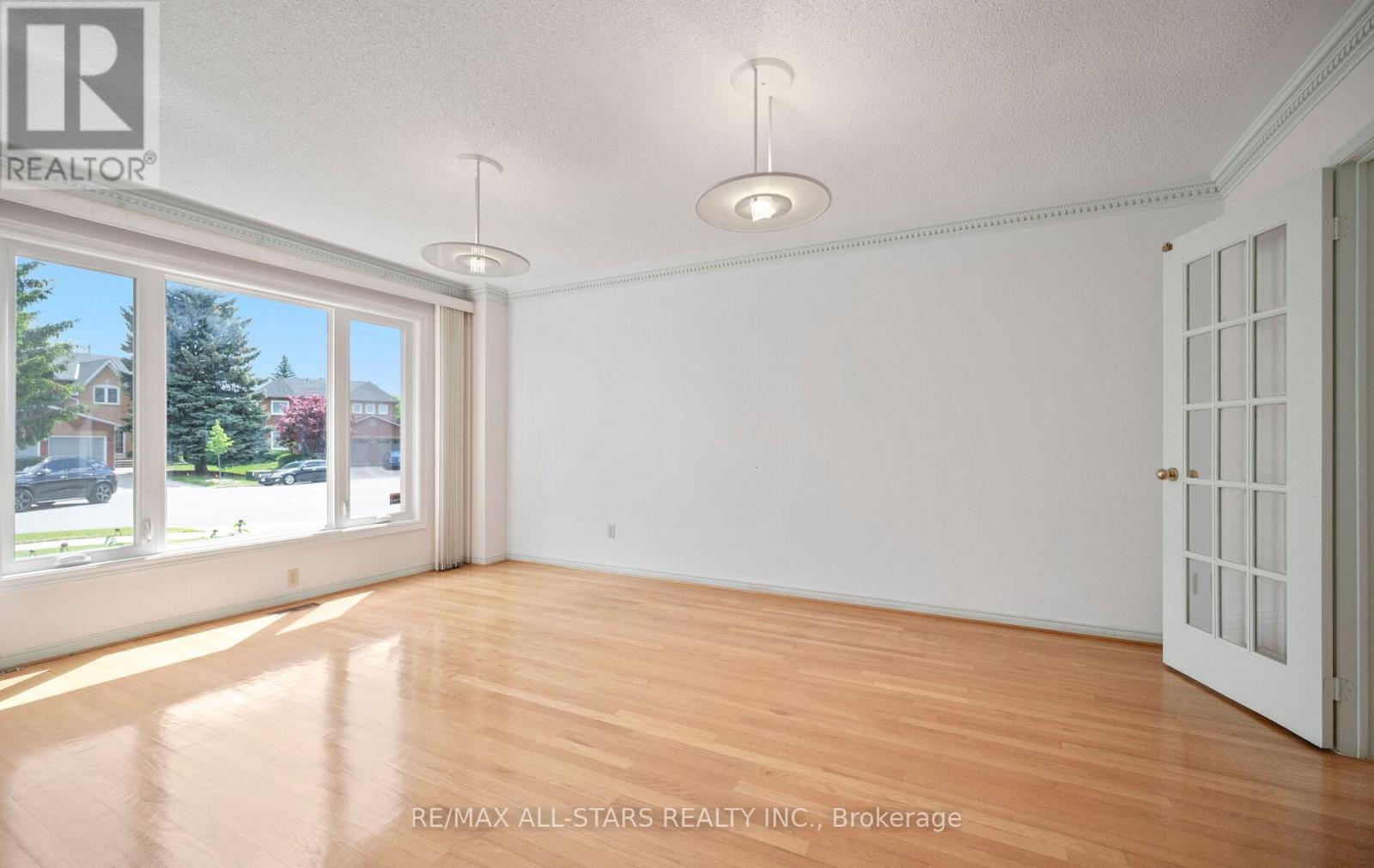 18 LISMER COURT - 6