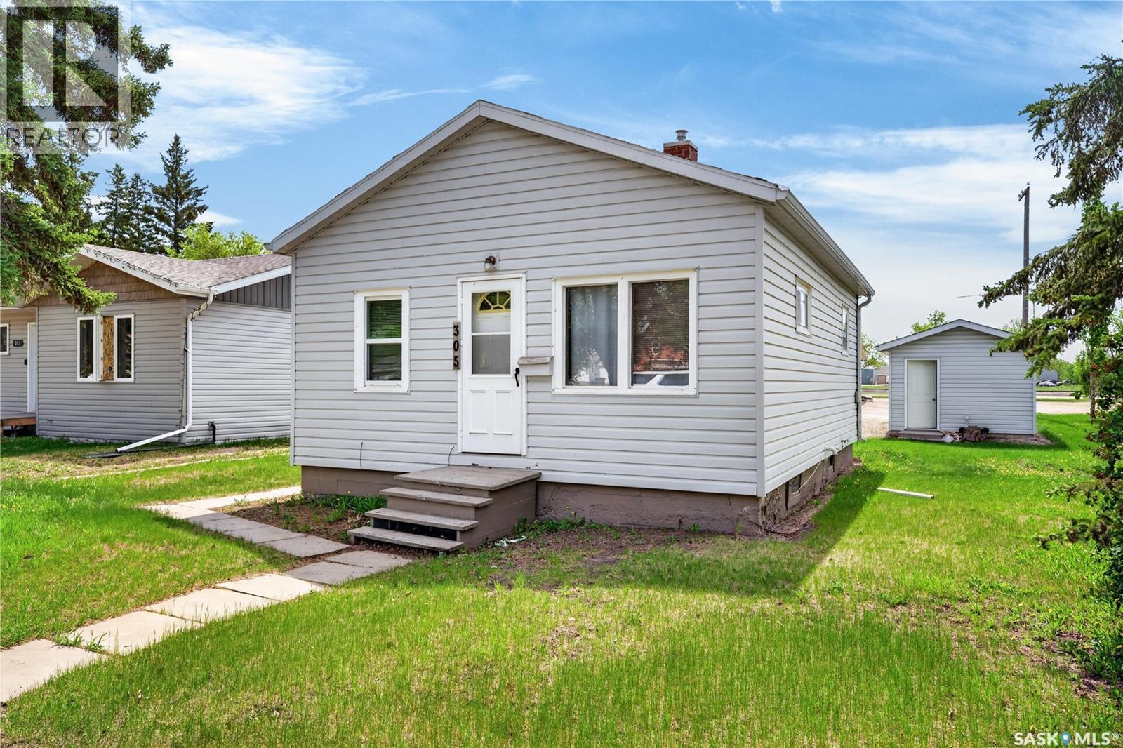 305 Burrows AVENUE W - 1