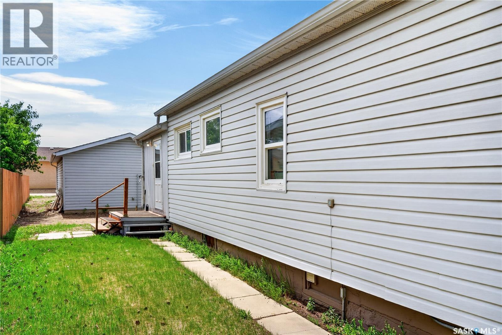 305 Burrows AVENUE W - 4