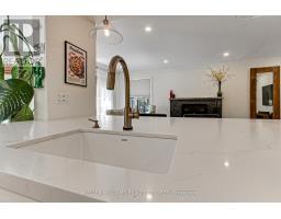 204 Crossland Gate, Newmarket, ON L3X1A8 Photo 13