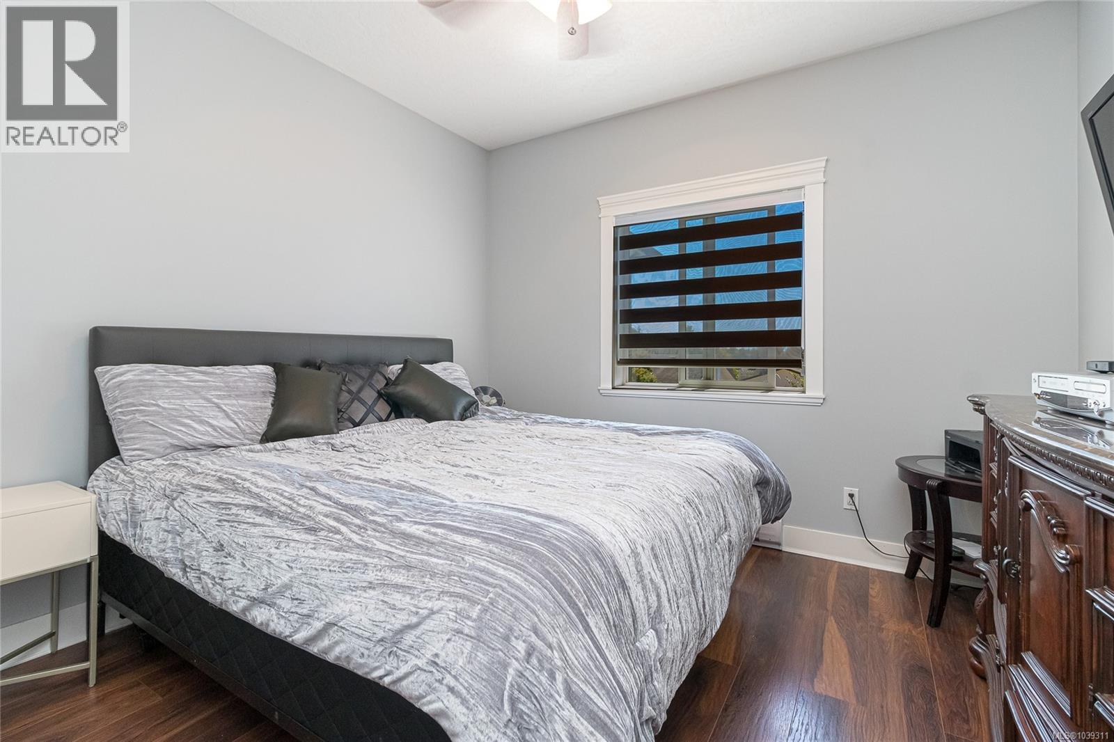 555 Leaside Ave - 23