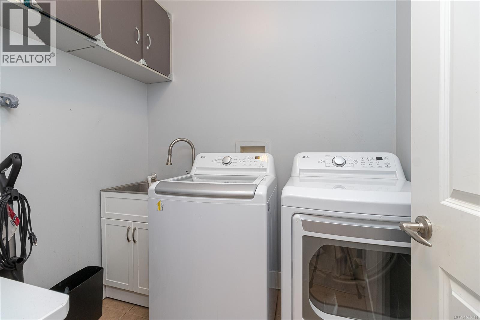 555 Leaside Ave, Saanich